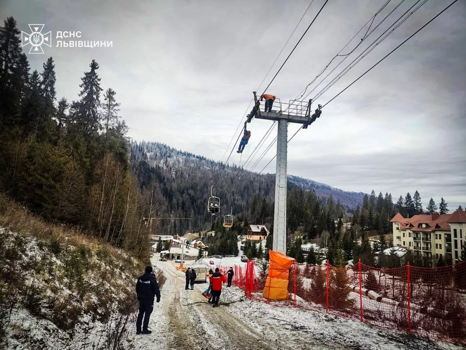 Підйомник з пасажирами зупинився на горі Захар Беркут. Фото: ДСНС Львівщини