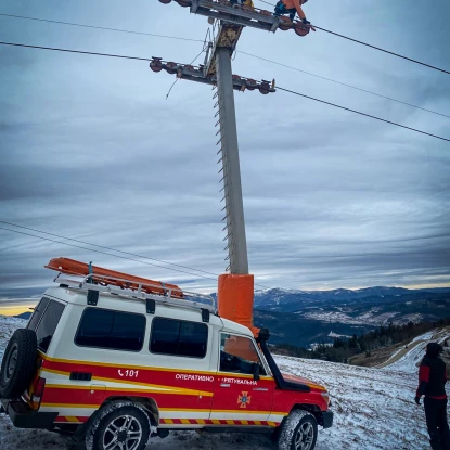 Підйомник з пасажирами зупинився на горі Захар Беркут. Фото: ДСНС Львівщини