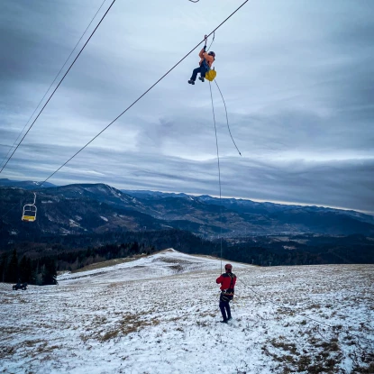 Підйомник з пасажирами зупинився на горі Захар Беркут. Фото: ДСНС Львівщини