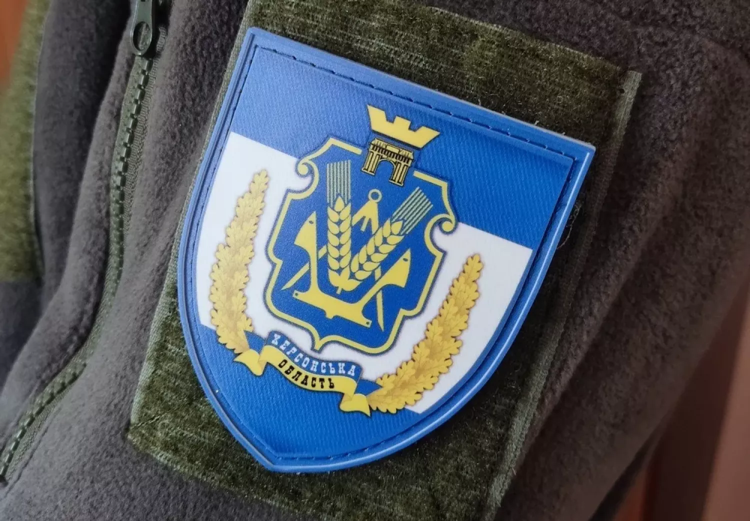 Херсонська ОВА купила 25 браслетів з гербом області у підприємниці з Миколаєва. Фото: Херсонська ОВА