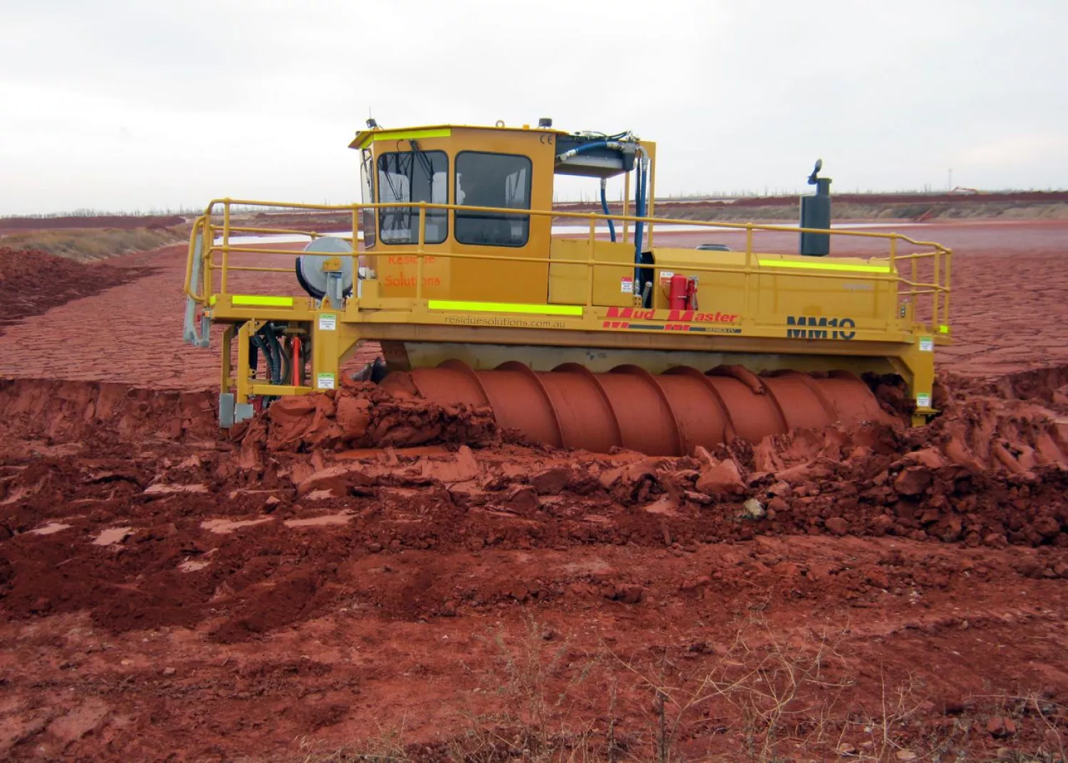 Шнекоход, який підгортав шлам на полях, зараз ці роботи не виконуються, архівне фото