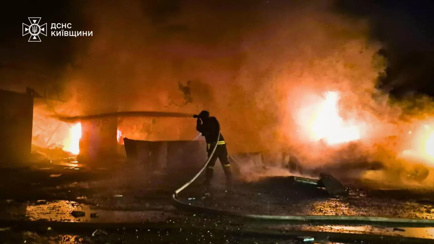 Наслідки російського обстрілу на Київщині, 27 грудня 2025 року. Фото: ДСНС