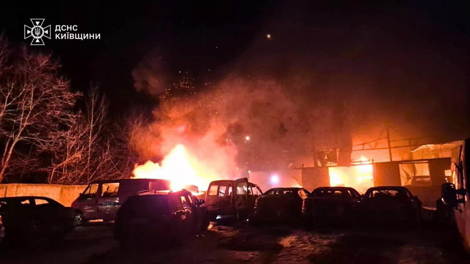 Наслідки російського обстрілу на Київщині, 27 грудня 2025 року. Фото: ДСНС