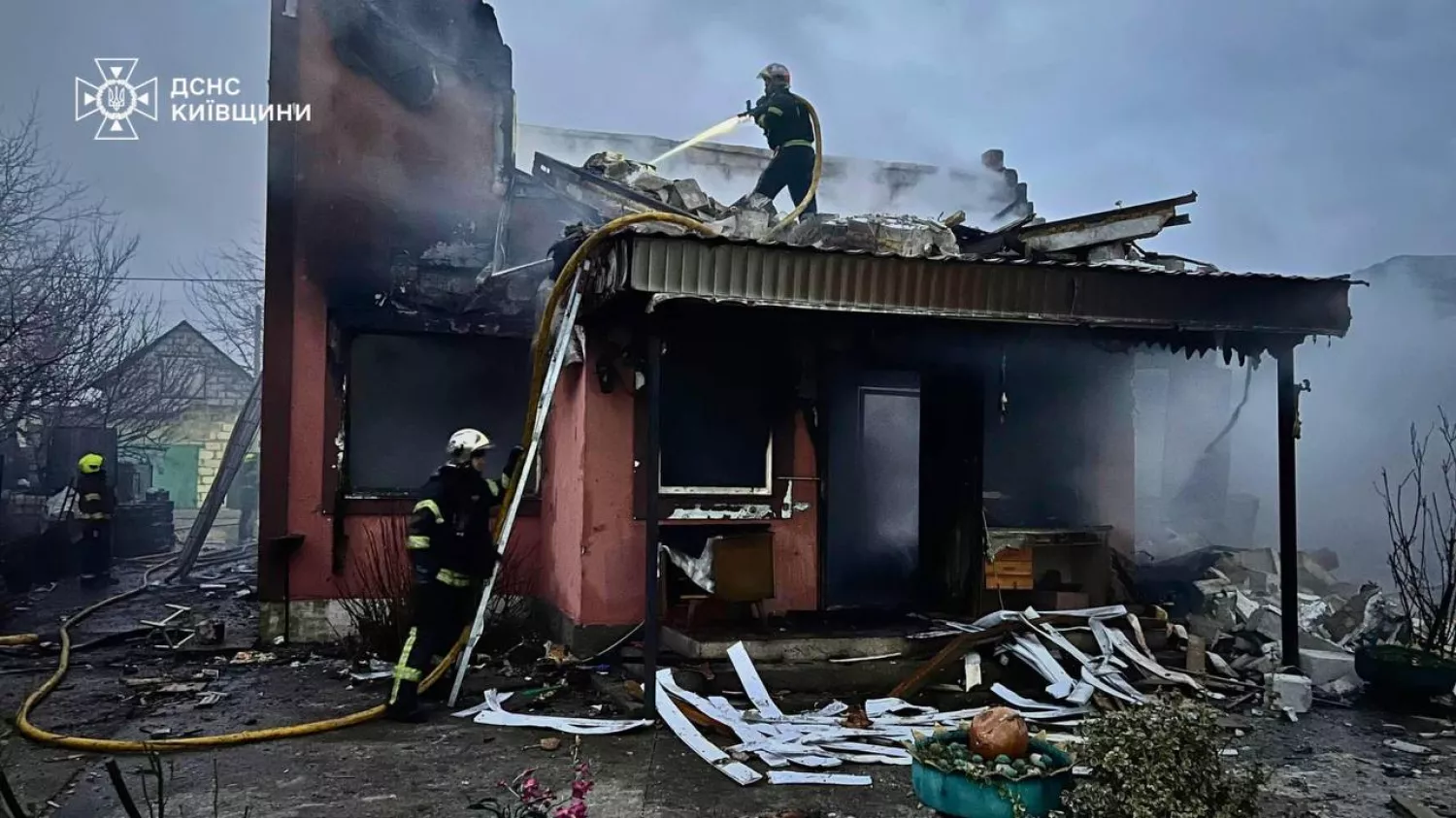 Наслідки російського обстрілу на Київщині, 27 грудня 2025 року. Фото: ДСНС