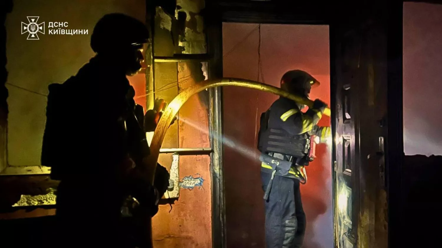 Наслідки російського обстрілу на Київщині, 27 грудня 2025 року. Фото: ДСНС