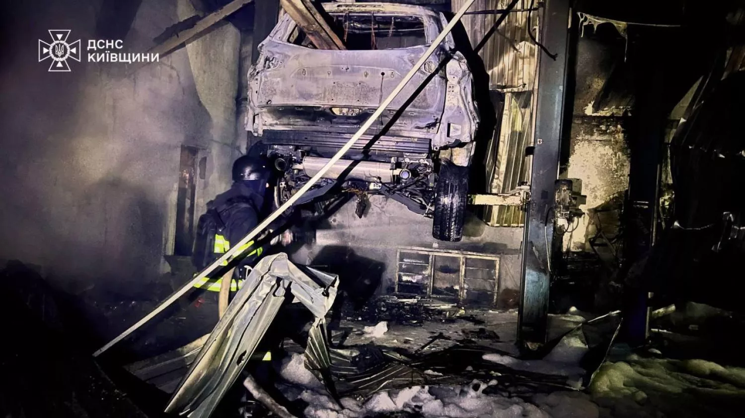 Наслідки російського обстрілу на Київщині, 27 грудня 2025 року. Фото: ДСНС