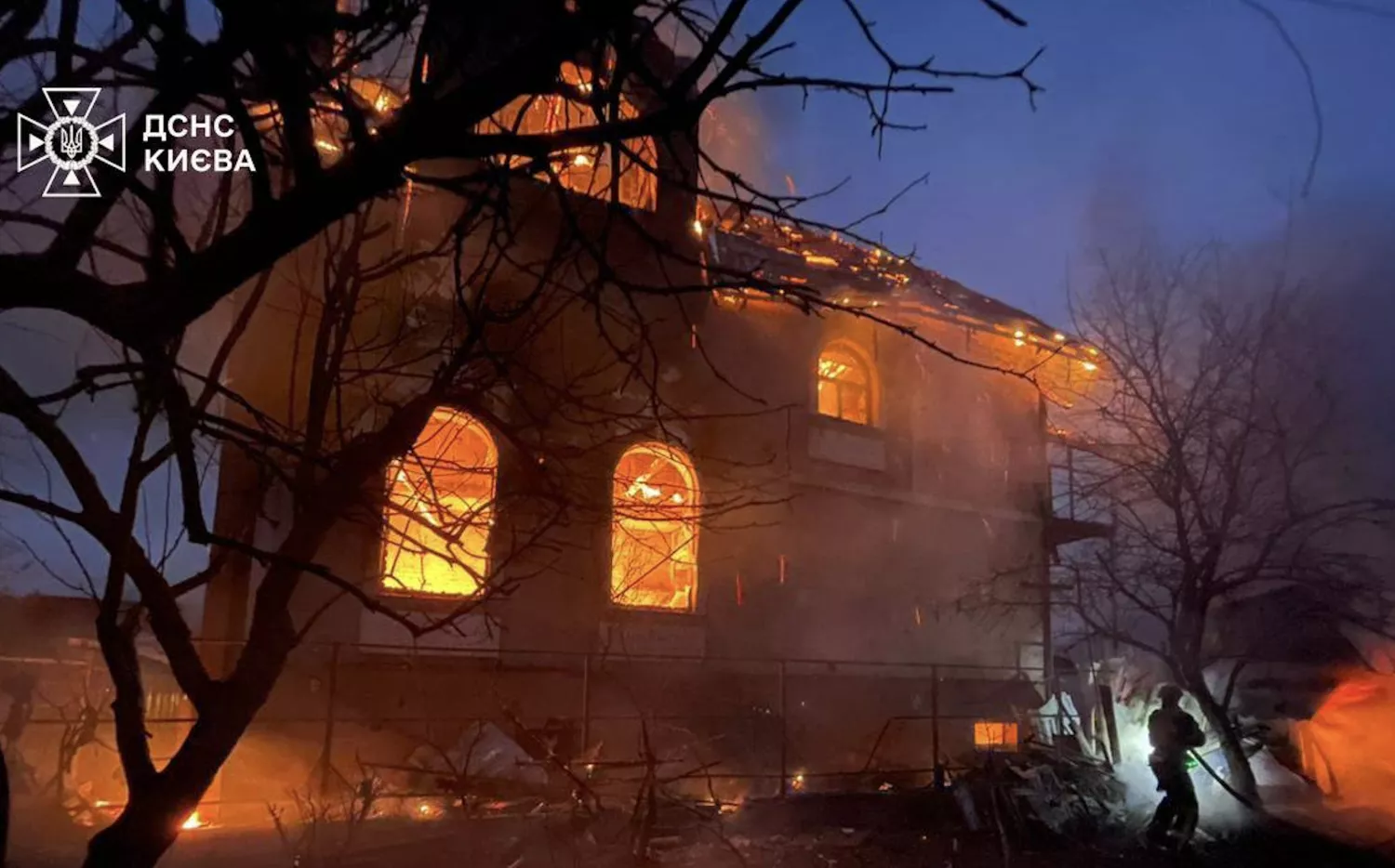 Наслідки російської атаки на Київ, 27 грудня 2025 року. Фото: ДСНС