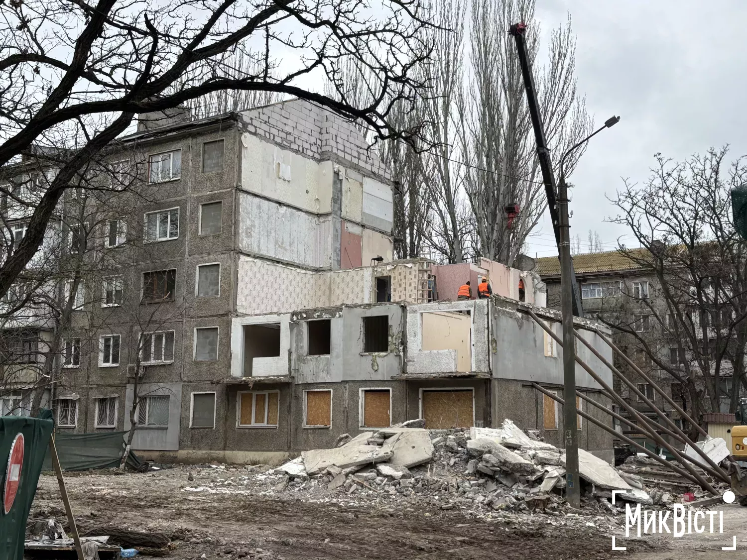 Демонтаж багатоповерхівки в Інгульському районі Миколаєва, 24 грудня 2025 року. Фото: NikVesti