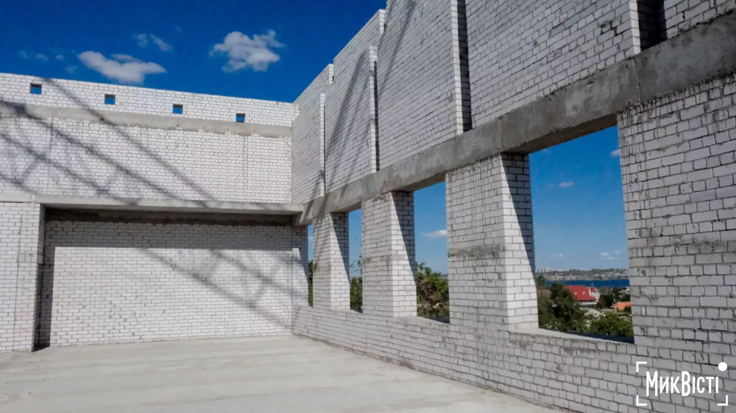 Останній поверх недобудованого корпусу ліцею №60 без даху, вересень 2025 року, фото «МикВісті»