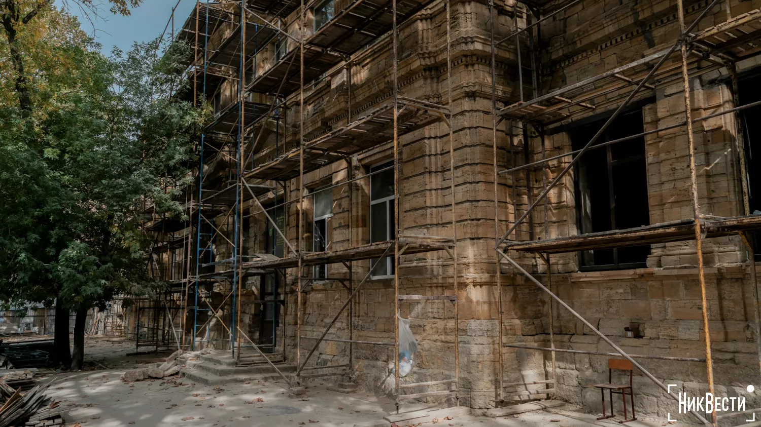 Роботи з реставрації історичного фасаду гімназії №2 у Миколаєві, 2024 рік, фото «МикВісті»
