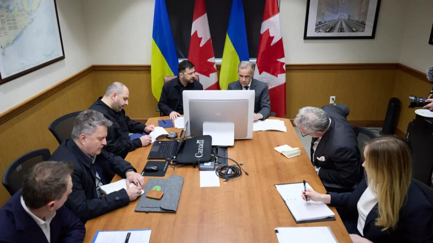 Президент України Володимир Зеленський та прем’єр-міністр Канади Марк Карні проводять онлайн-розмову з європейськими лідерами. Фото: Володимир Зеленський/Facebook