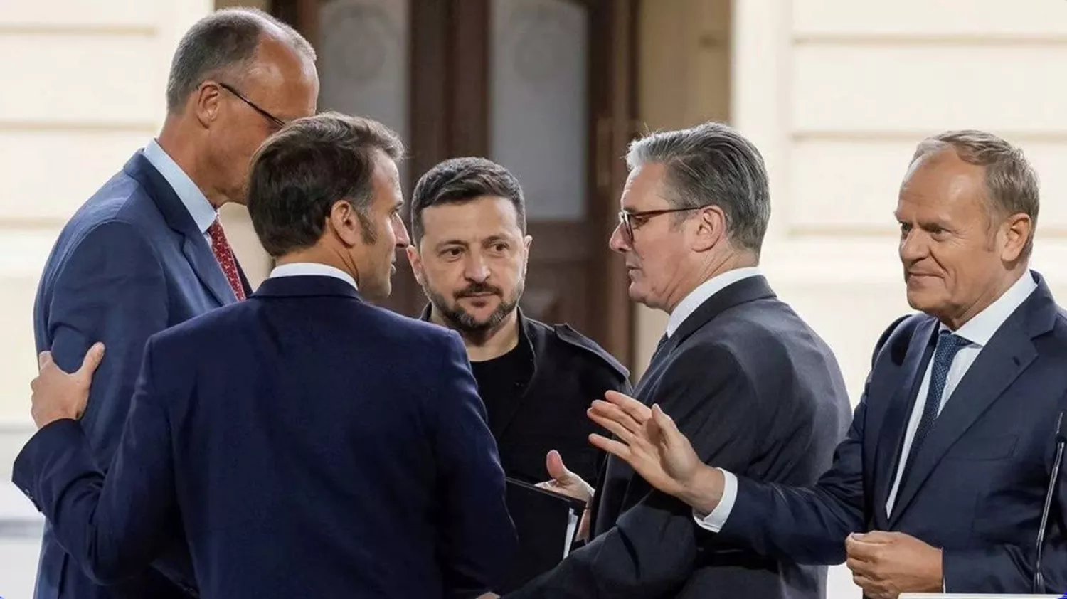 Емманюель Макрон, Фрідріх Мерц, Кір Стармер, Дональд Туск та Володимир Зеленський. Фото: Yonhap News