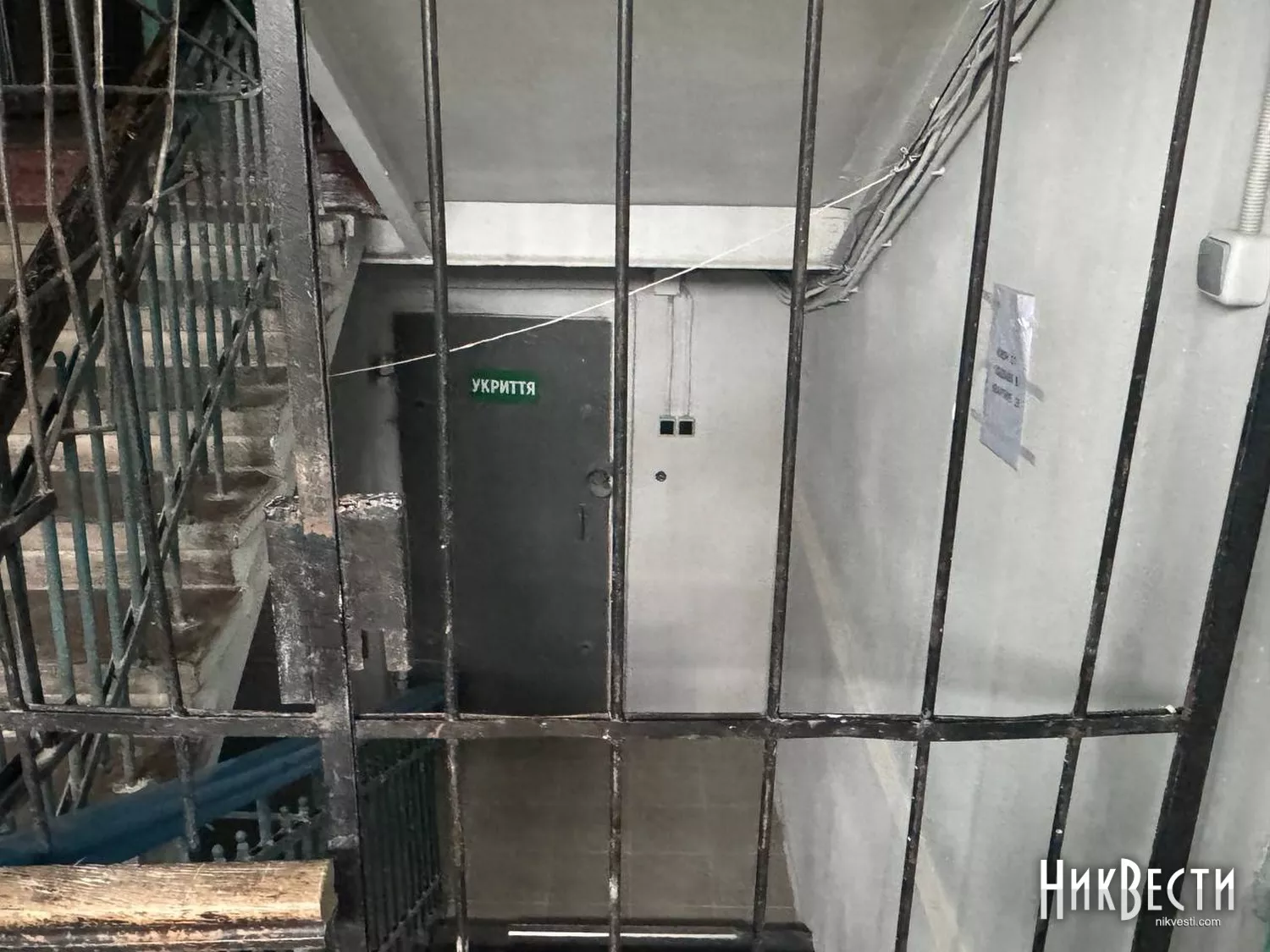 Вхід до сховища по площі Адміралтейській знаходиться у під'їзді, фото МикВісті
