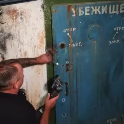 Показове зрізання замку на вході до укриття у житловому будинку по вулиці Вадима Благовісного. Скриншот з відео