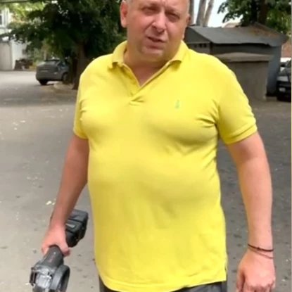 Показове зрізання замку на вході до укриття у житловому будинку по вулиці Вадима Благовісного. Скриншот з відео