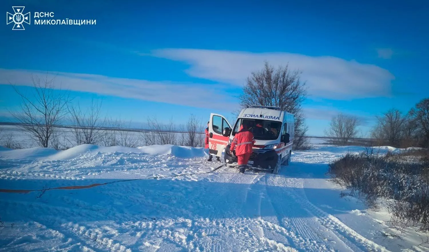 На Миколаївщині рятувальники допомогли витягти «швидку» зі снігового замету. Фото: ДСНС Миколаївської області