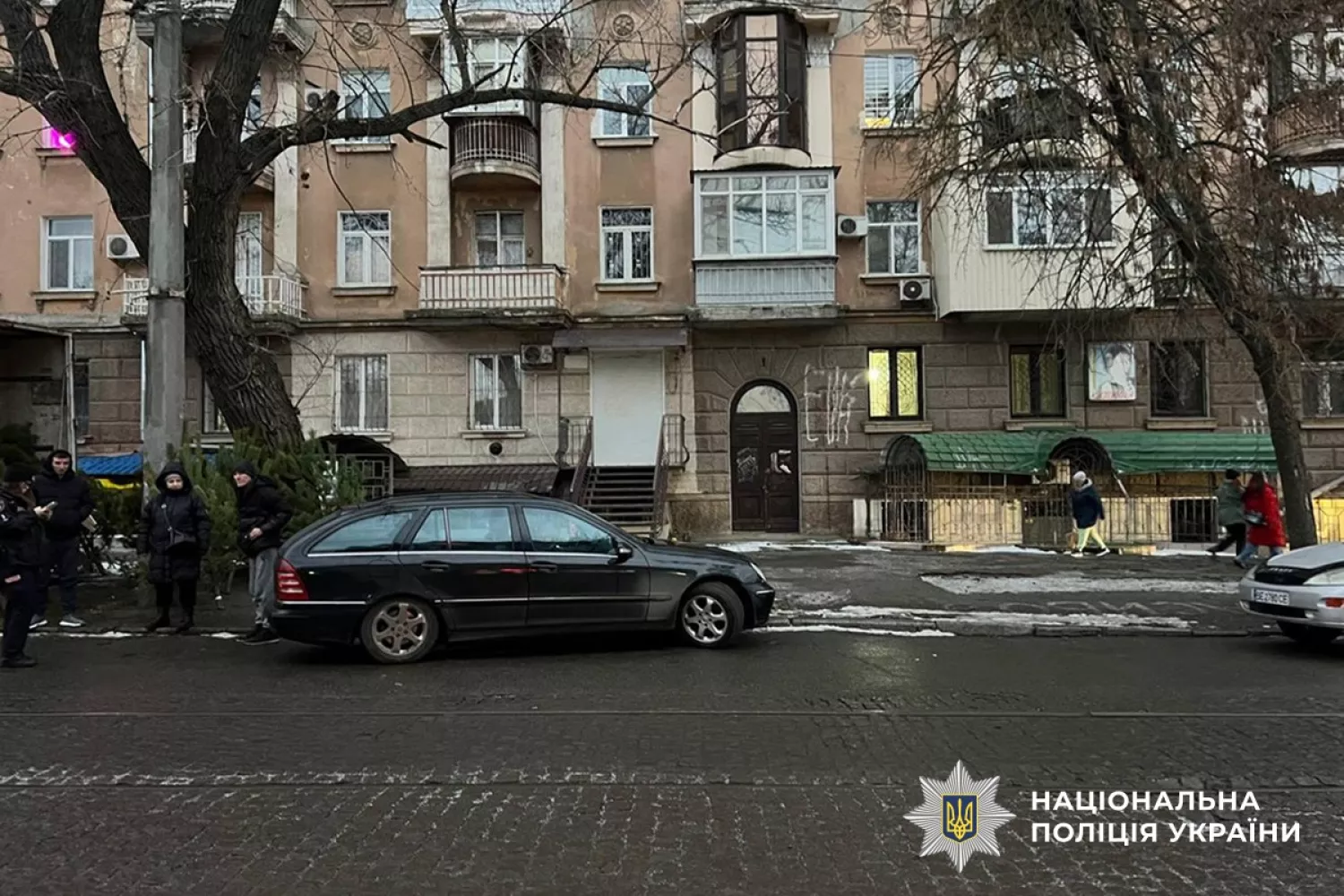 У Миколаєві затримали чоловіка, який намагався викрасти авто таксі, погрожуючи ножем. Фото: Поліція Миколаївщини