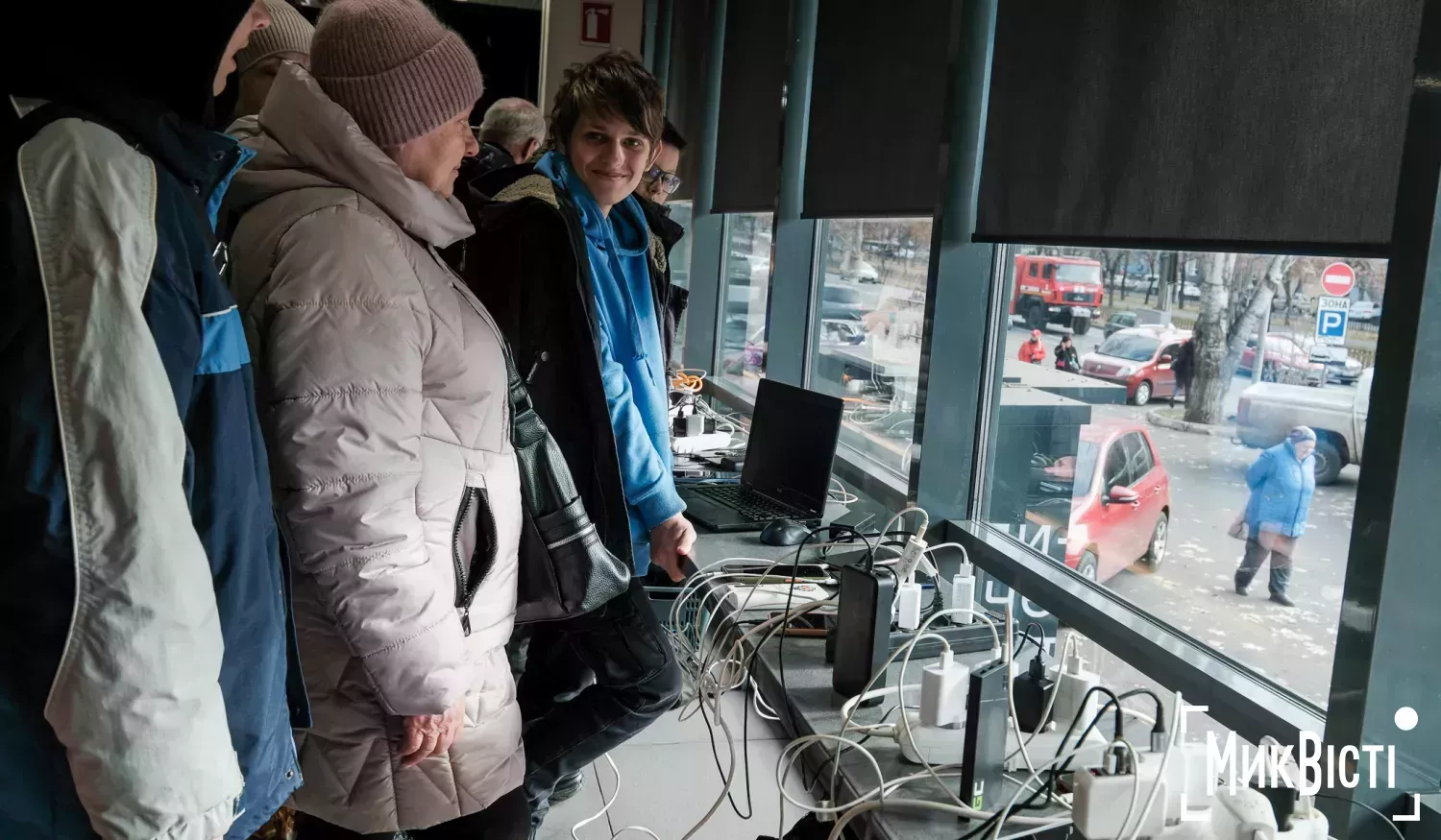 Миколаївці під час блекауту, 29 листопада 2024 року, заряджають техніку в супермаркеті, архівне фото: НикВести