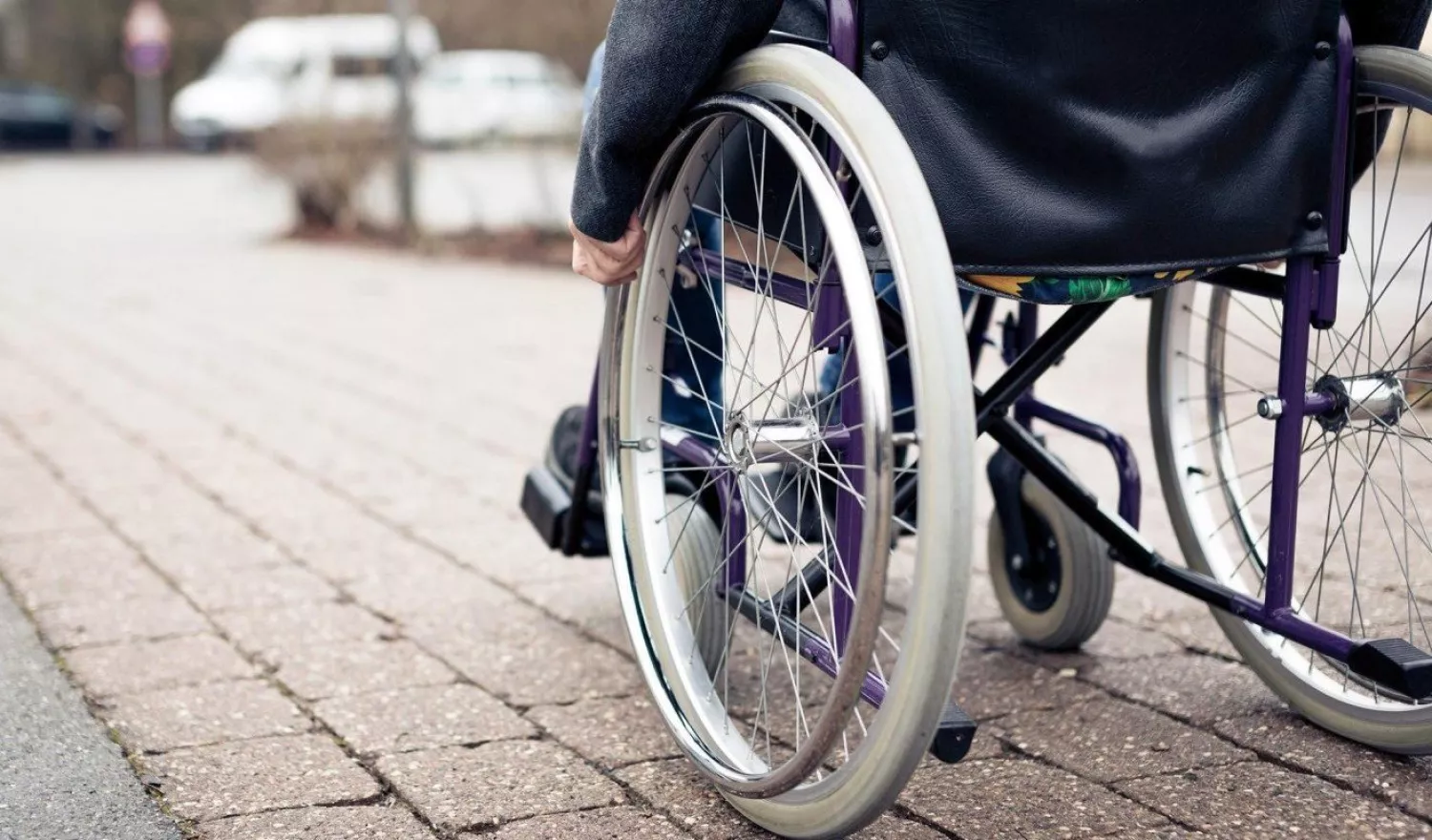 Людина в кріслі колісному. Фото: 0542.ua