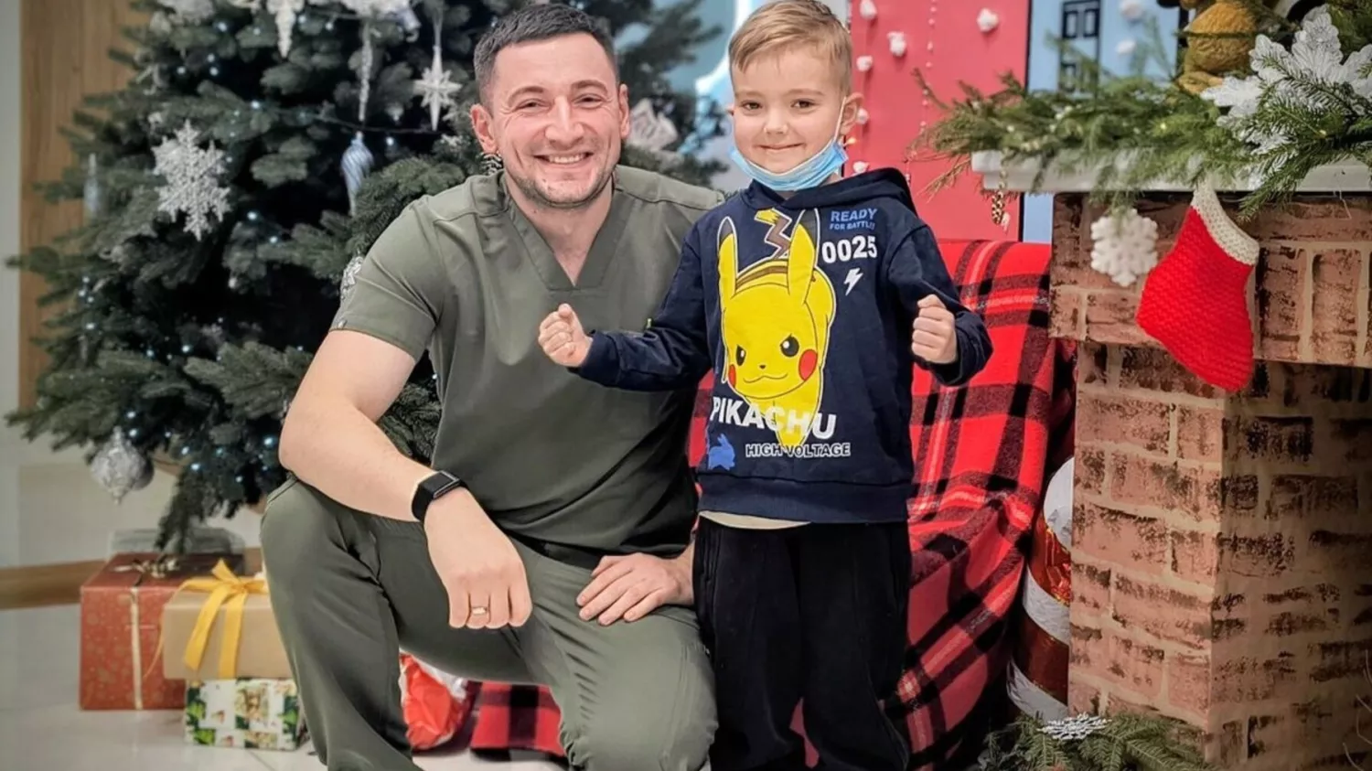 Артурчик поряд з Максимом Овечко, керівником Центру трансплантології Першого медоб’єднання Львова. Фото: Львівська міськрада