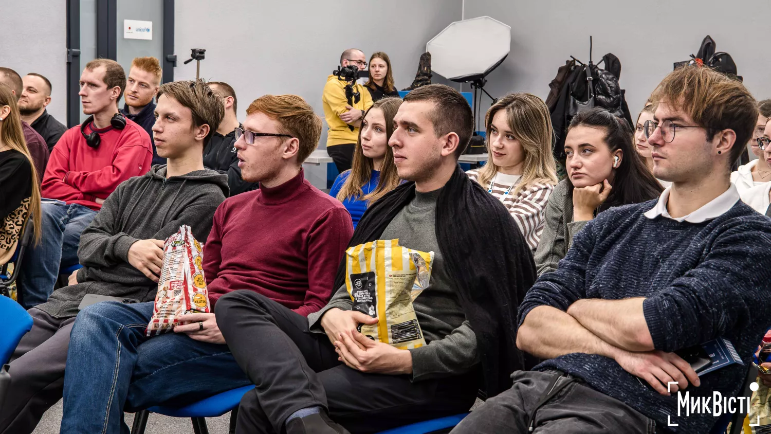 У міськраді Миколаєва молодь дивилась фільм про діяльність НАБУ і САП «Після ери мовчання». Фото: «МикВісті»