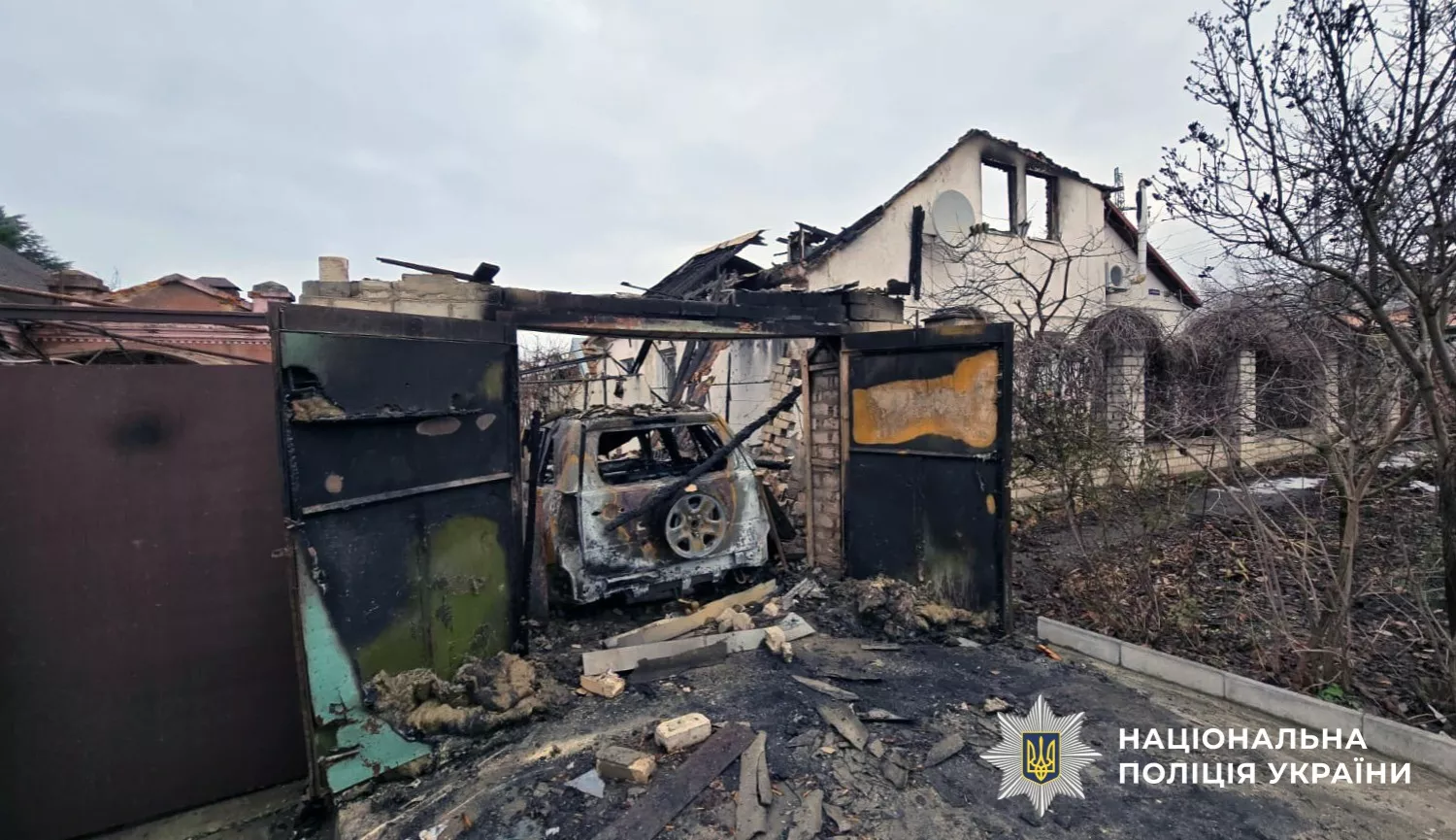 Наслідки обстрілу Херсонщини. Фото: поліція Херсонської області