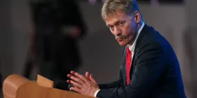 Дмитро Пєсков заявив, що Росія вестиме перемовини лише з США. Фото: daily.afisha.ru