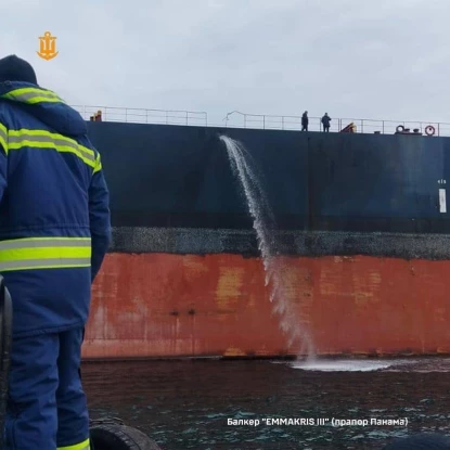 Пошкодження балкера Emmakris III після удару російських дронів на порт на Одещині. 30 грудня 2025 року. Фото: ВМС ЗСУ