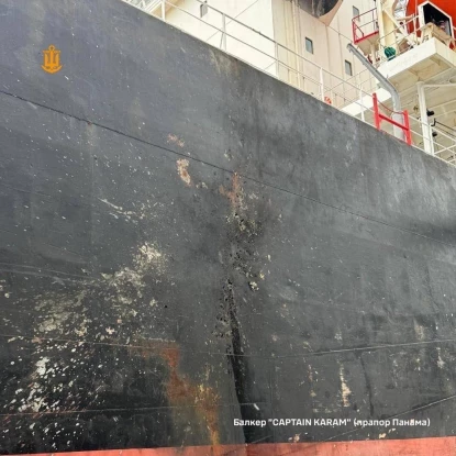 Пошкодження балкера Emmakris III після удару російських дронів на порт на Одещині. 30 грудня 2025 року. Фото: ВМС ЗСУ