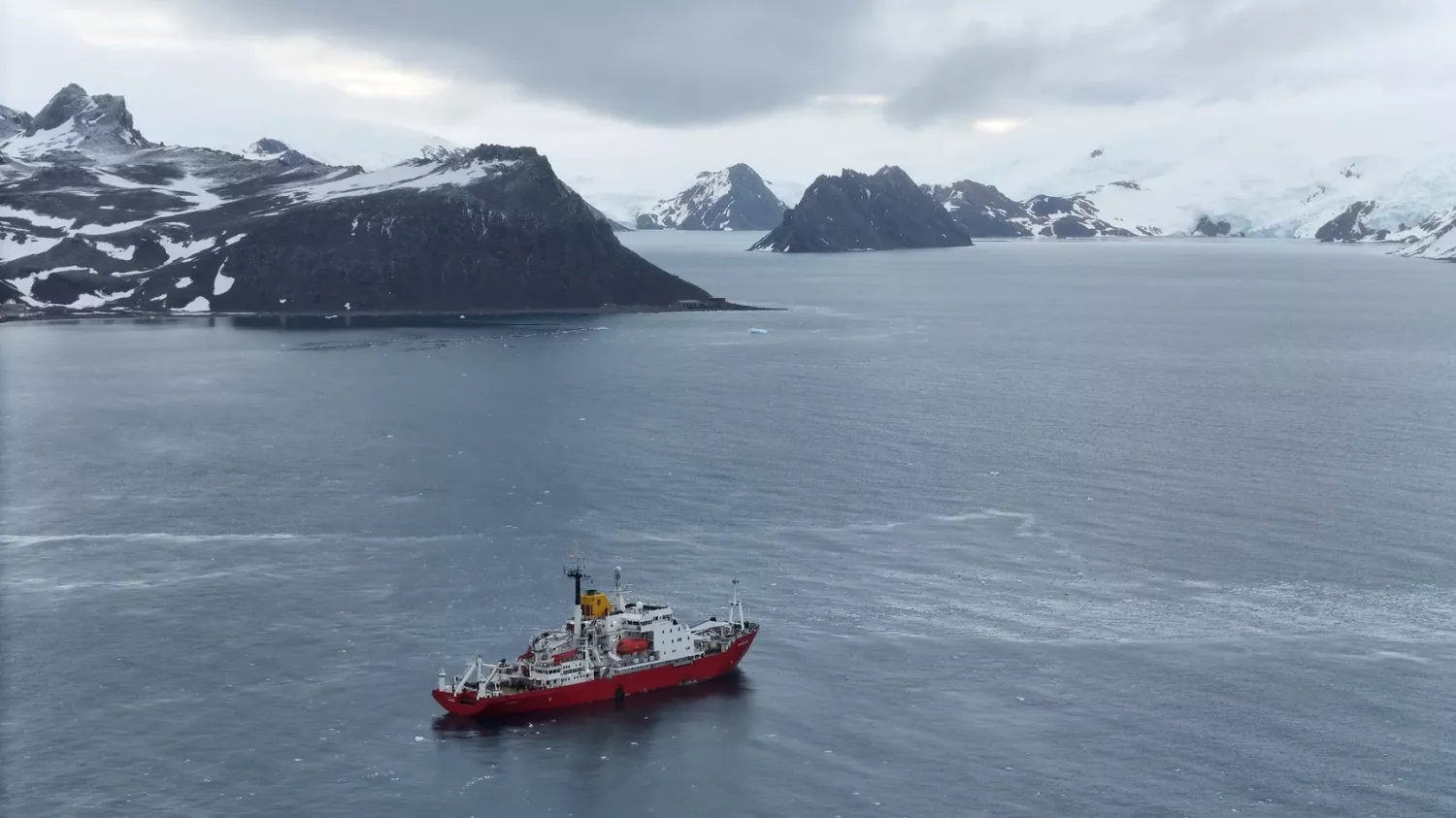 Український криголам «Ноосфера» прямує до польської антарктичної станції «Арцтовський», листопад 2025 року. Фото: Національний антарктичний науковий центр