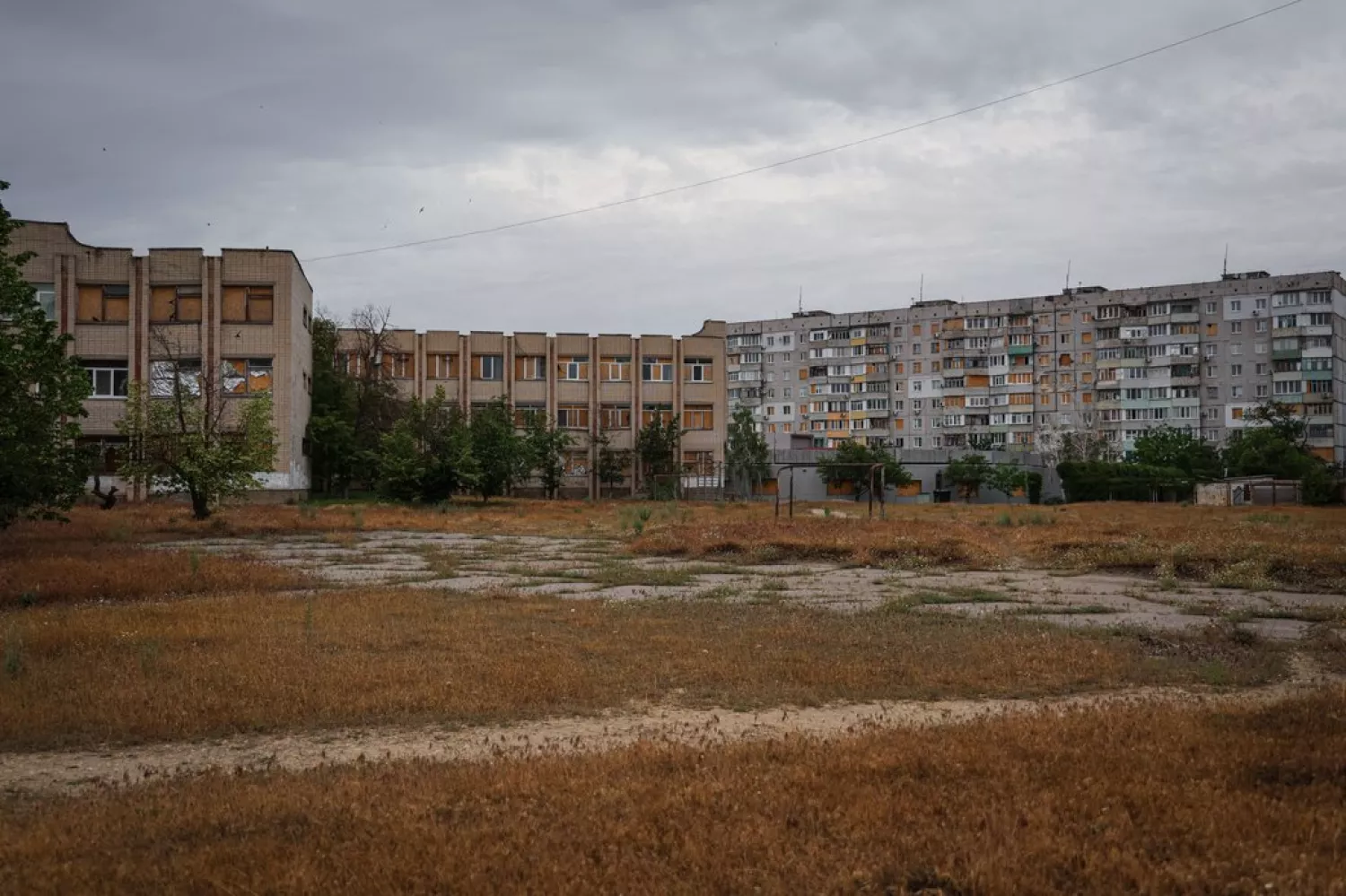 Школа №57 у Херсоні та спортивний майданчик біля неї. Фото: Суспільне Херсон/Олександр Корняков