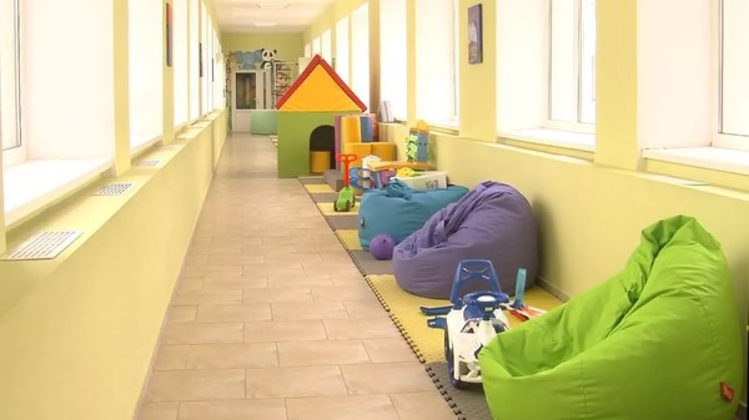 У лікарні Житомира неповнолітню дівчину прив’язували до ліжка та били. Фото: Суспільне