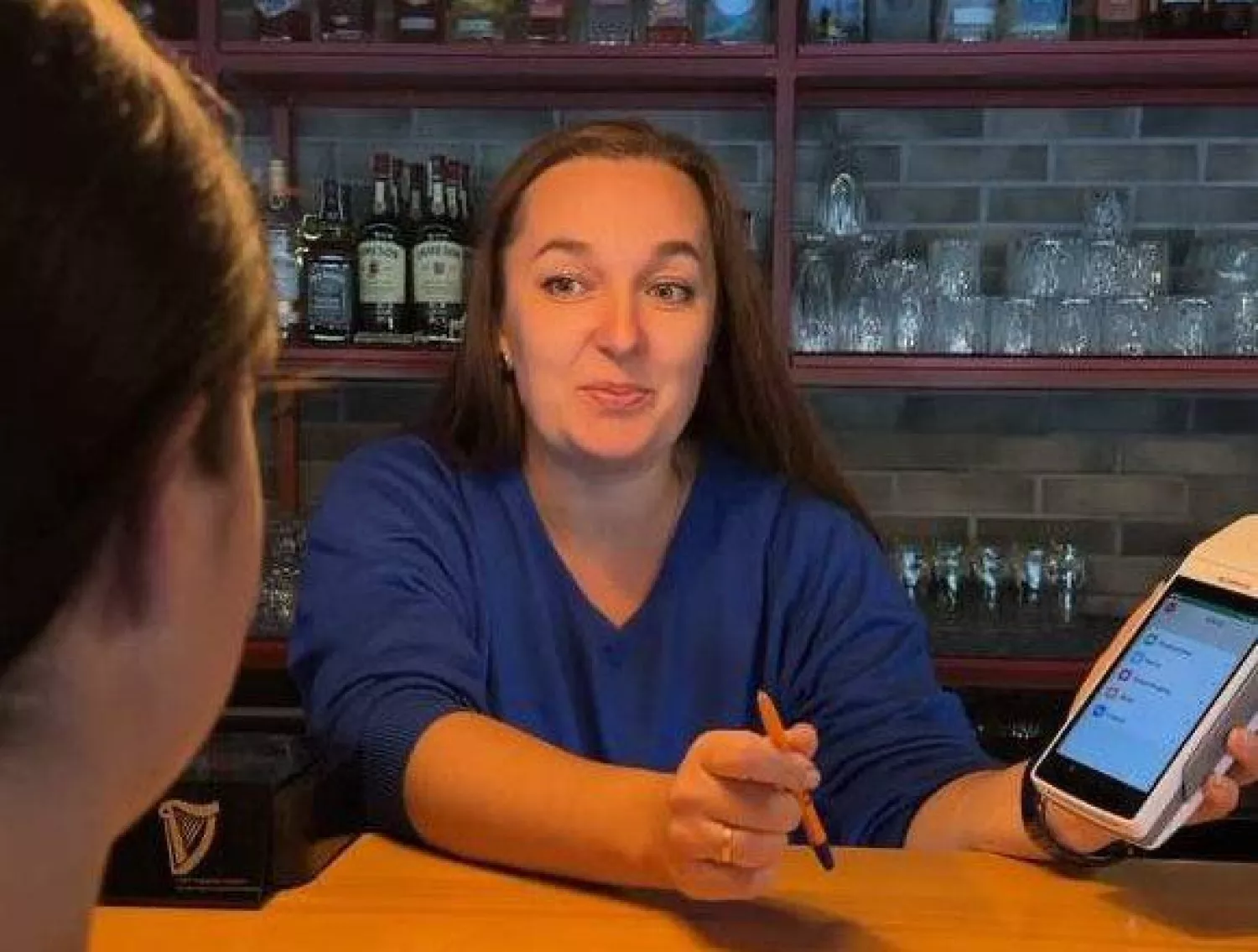 Ірина Стоєва працює в ресторані Дейлі спорт, скриншот з Instagram закладу