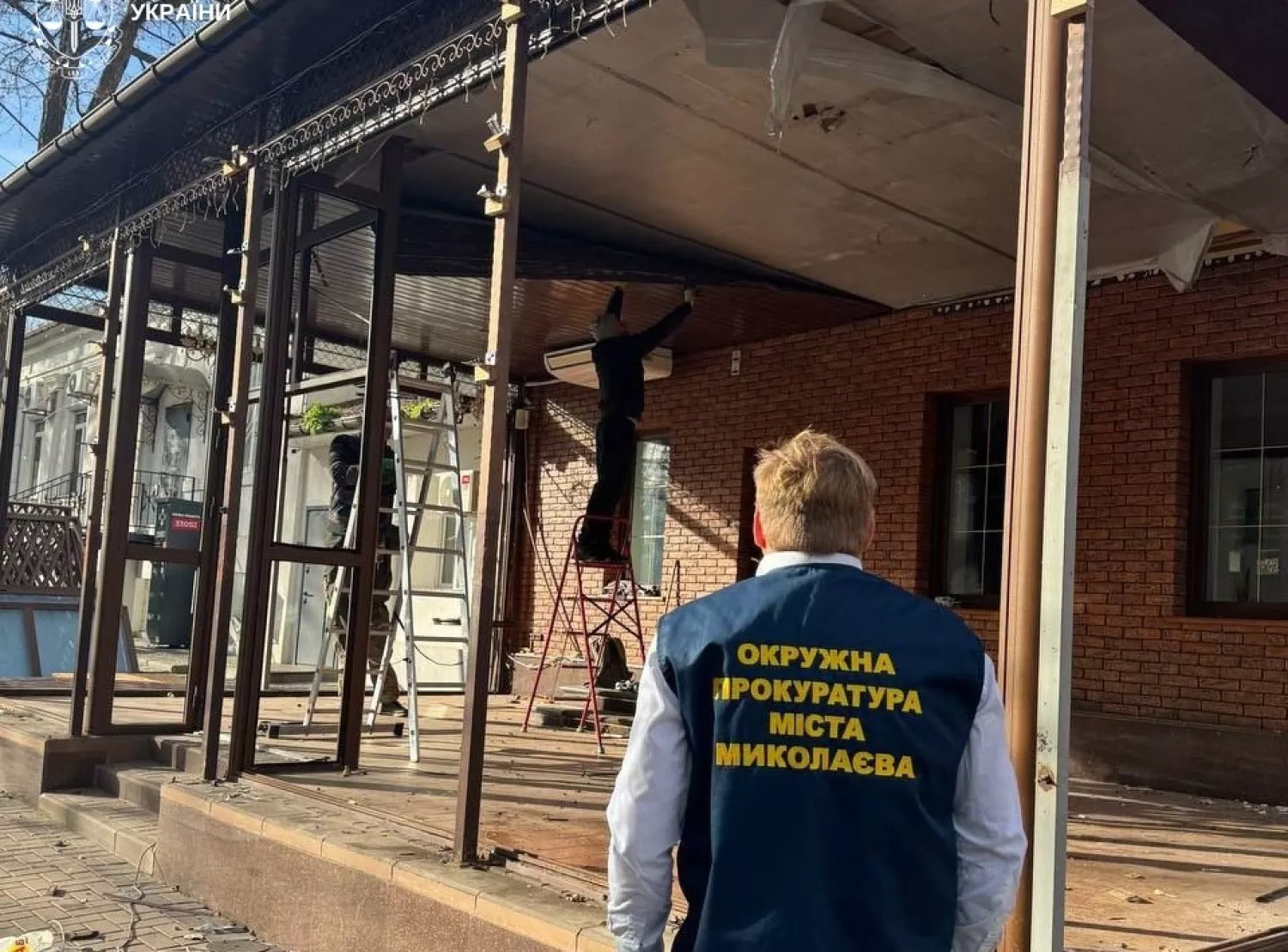 У Миколаєві знесли незаконну прибудову до одного з місцевих ресторанів. Фото: Миколаївська обласна прокуратура