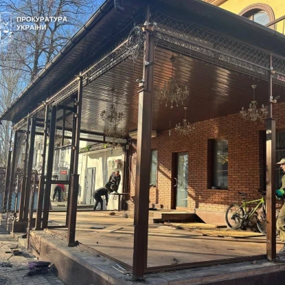 У Миколаєві знесли незаконну прибудову до одного з місцевих ресторанів. Фото: Миколаївська обласна прокуратура