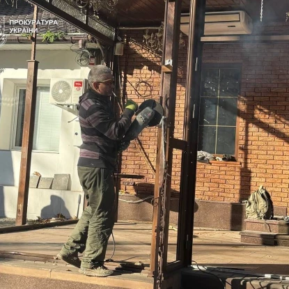 У Миколаєві знесли незаконну прибудову до одного з місцевих ресторанів. Фото: Миколаївська обласна прокуратура