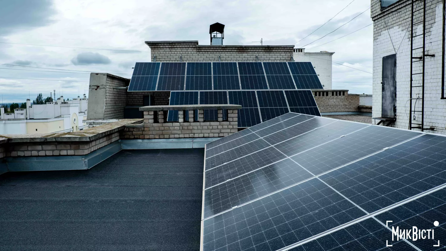 Сонячні панелі, встановлені на даху багатоповерхівки в Миколаєві. Ілюстративне фото: «НикВести»