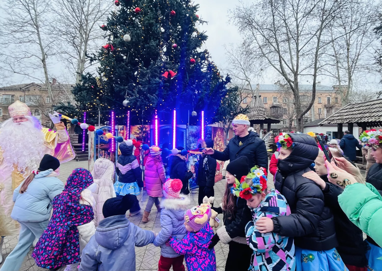У Миколаєві в дитячому містечку «Казка» запалили головну новорічну ялинку, фото: «НикВести»