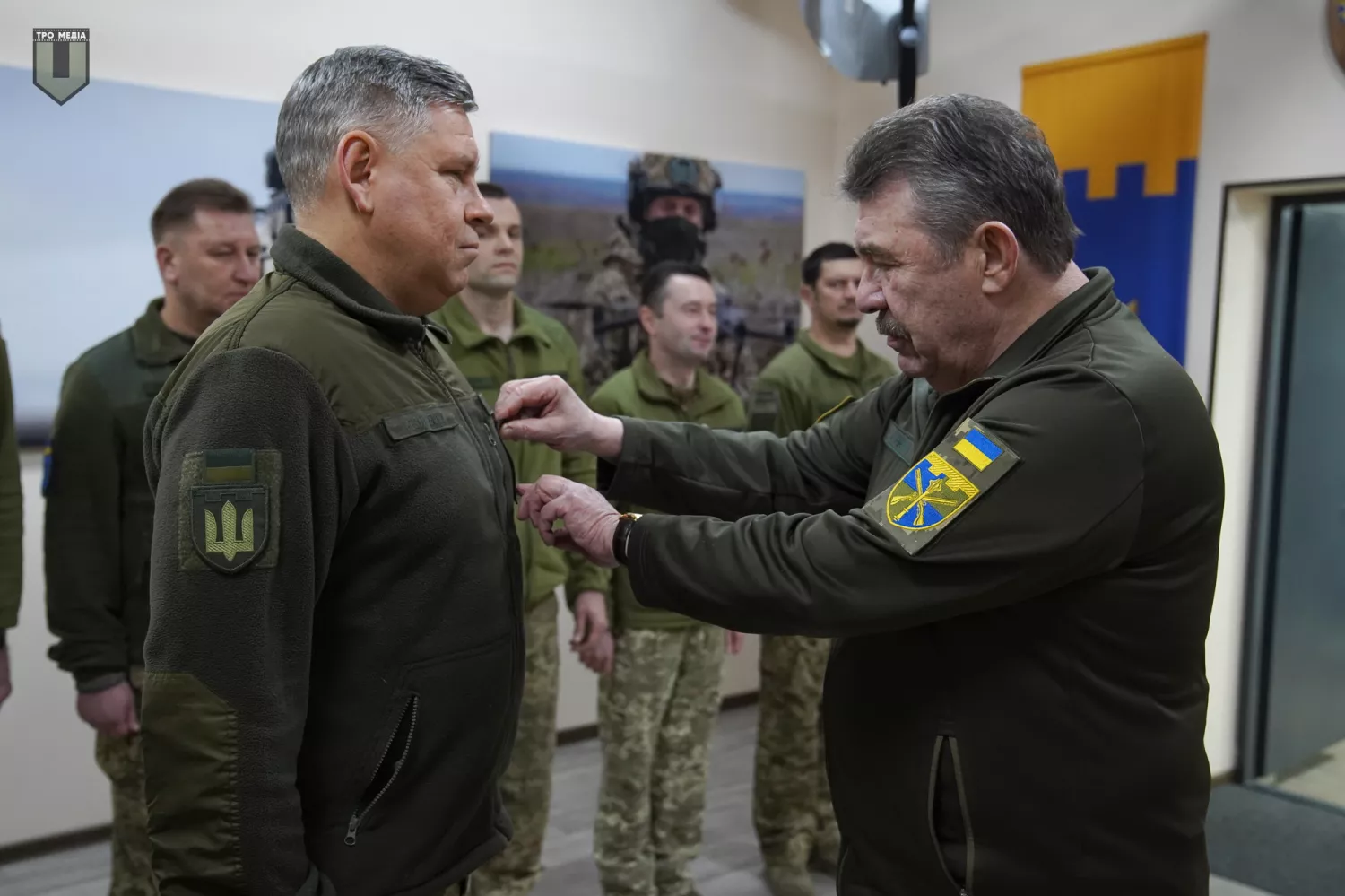 Олександр Кузьмук вручає нагороди 6 грудня 2025 року. Фото: ТрО