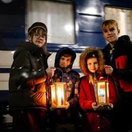 Вифлеємський вогонь миру привезли до України. Фото: Укрзалізниця