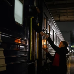 Вифлеємський вогонь миру привезли до України. Фото: Укрзалізниця