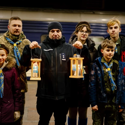 Вифлеємський вогонь миру привезли до України. Фото: Укрзалізниця