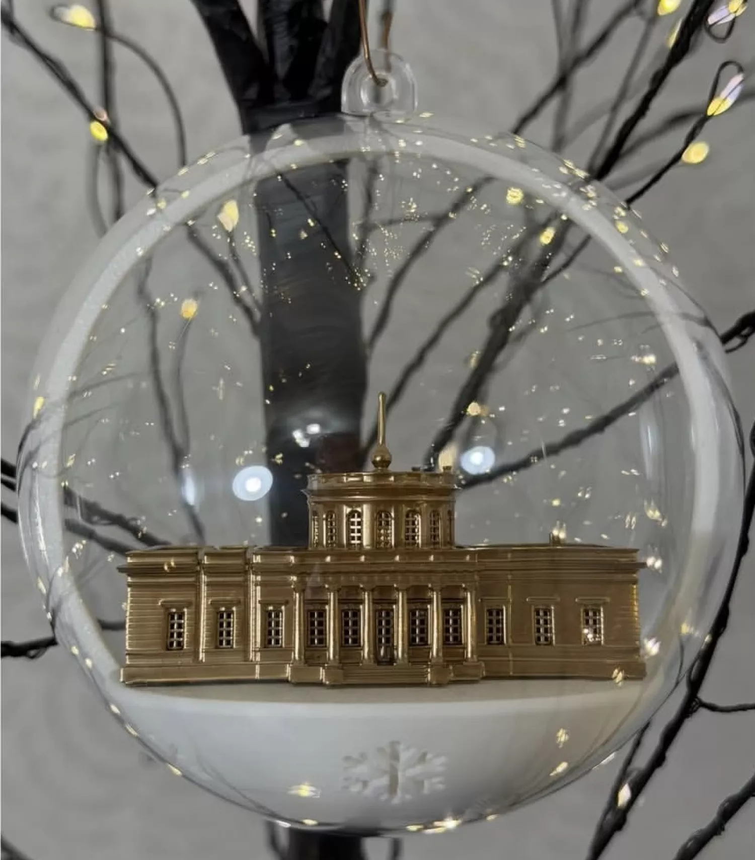 Новорічні прикраси із мініатюрною копією Миколаївської обсерваторії, фото: Instagram/mykomodelmakers