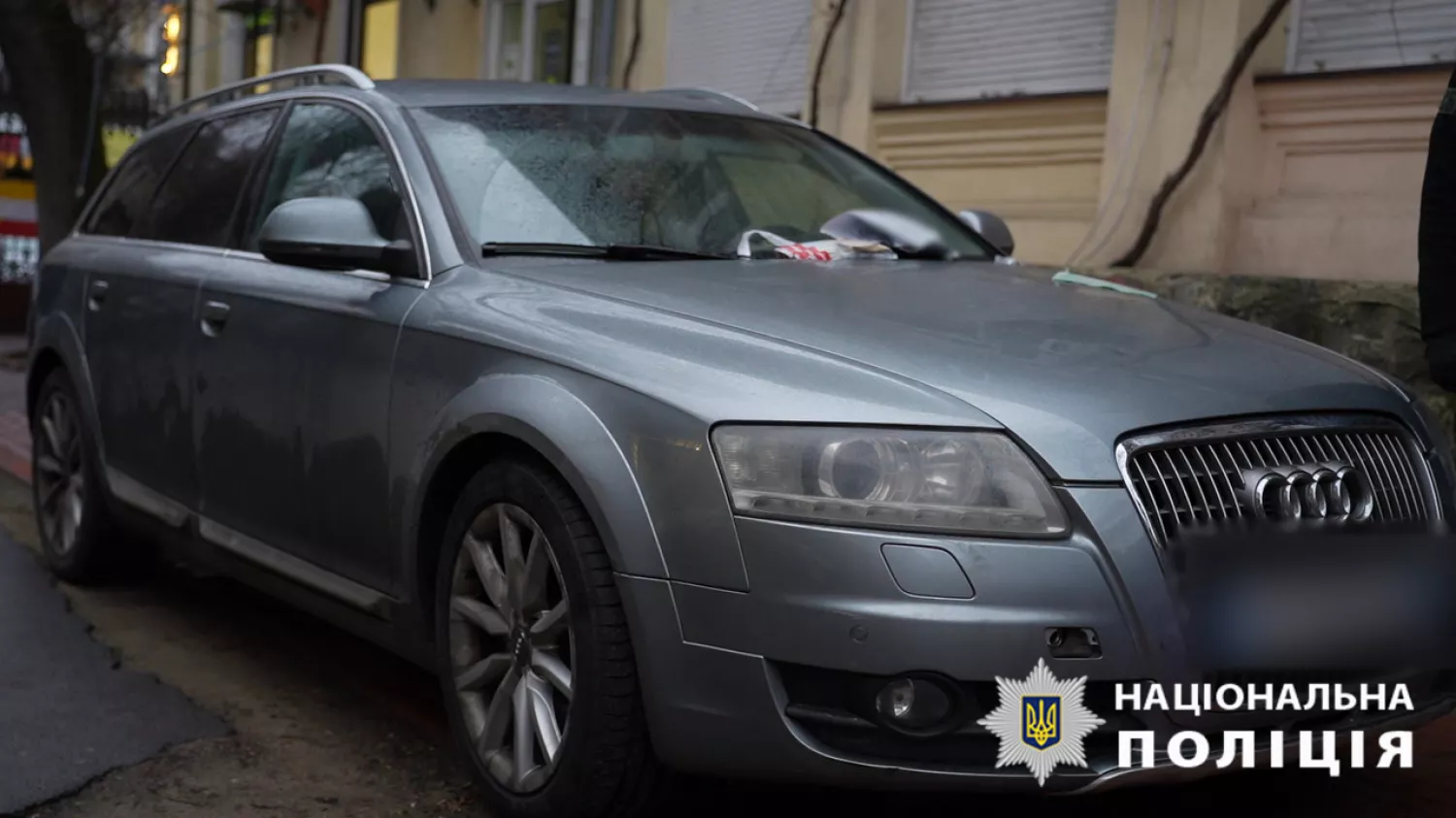 В Одесі затримали киянина, якого підозрюють у продажі гуманітарних авто, фото: Нацполіція