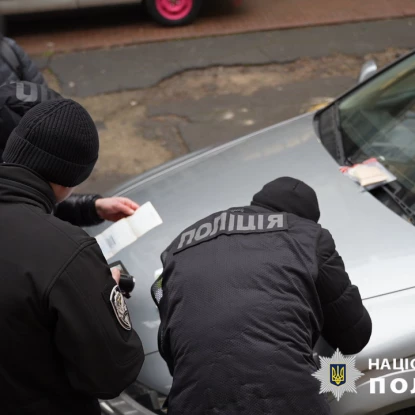 В Одесі затримали киянина, якого підозрюють у продажі гуманітарних авто, фото: Нацполіція