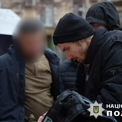 В Одесі затримали киянина, якого підозрюють у продажі гуманітарних авто, фото: Нацполіція