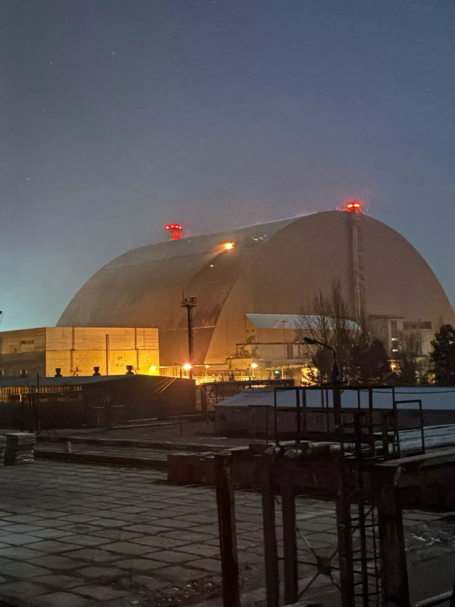 Вночі російський дрон влучив в укриття над зруйнованим 4-м енергоблоком. Фото: МАГАТЕ