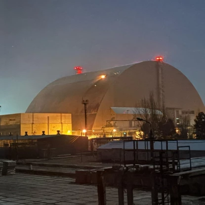 Вночі російський дрон влучив в укриття над зруйнованим 4-м енергоблоком. Фото: МАГАТЕ