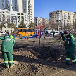 Комунальники ліквідовують наслідки нічних російських атак. Фото: Одеська міськрада