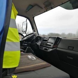 Російські військові з дрона атакували транспорт у Зеленівці на Херсонщині, фото: Херсонська МВА